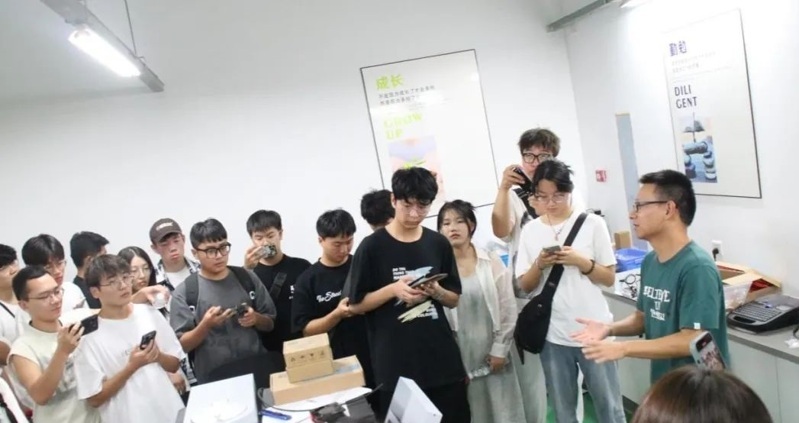 西安建筑科技大學(xué)理學(xué)院師生來光谷薄膜參觀交流 西安建筑科技大學(xué)理學(xué)院師生來光谷薄膜參觀交流